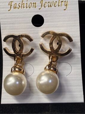 Fashion Jewelry Gold Pearl Drop Logo Earrings